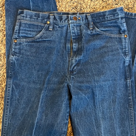 Wrangler cowboy cut medium wash denim blue jeans straight leg size 33x36 - Picture 3 of 6